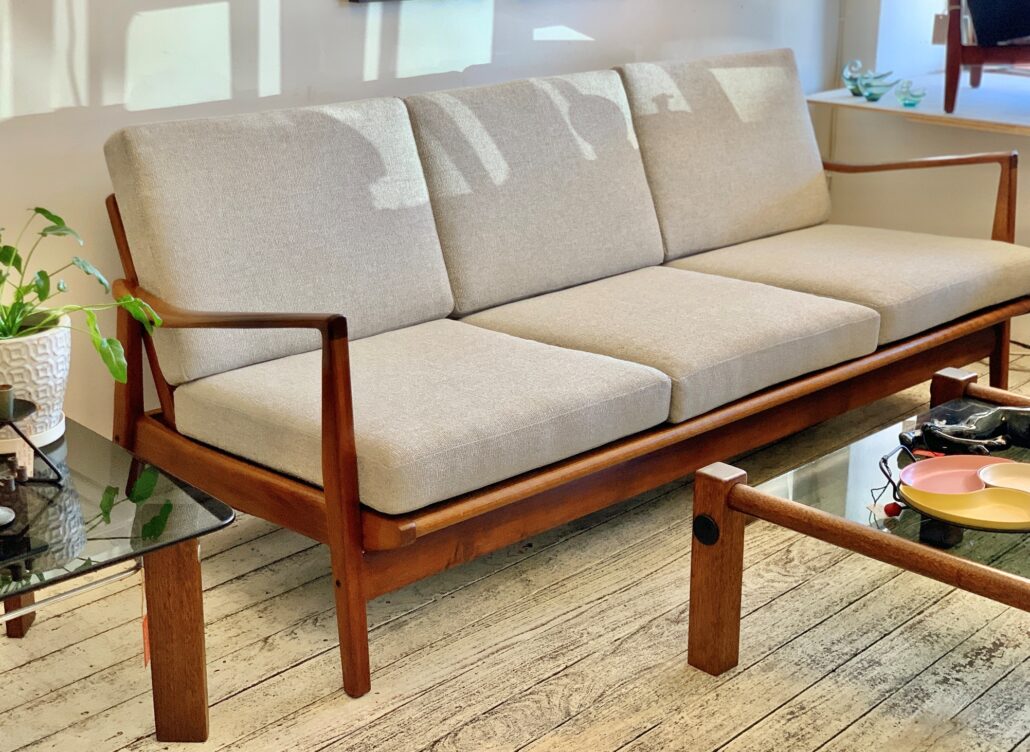 Mid-Century-TH-Brown-Palisan-3-seater-Sofa-Day-Bed-20th-Century-Vintage